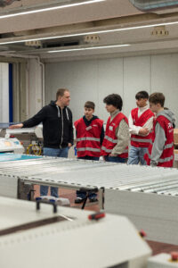 Eine Schülergruppe bekommt das CtP erklärt.