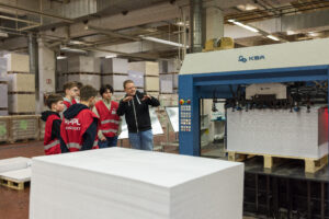 Eine Schülergruppe bekommt den Bogendruck erklärt.