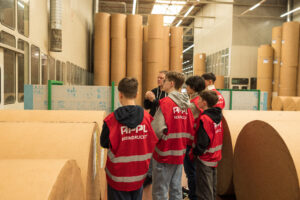 Einer Schülergruppe wird gezeigt wie der Rollendruck abläuft.