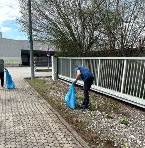 Ein APPLMitarbeiter sammelt Müll
