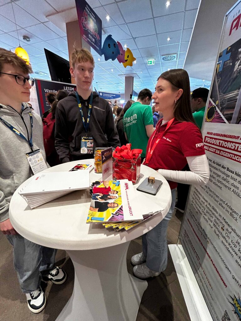 Schüler bekommen die Ausbildungsmöglichkeiten bei APPL erklärt.