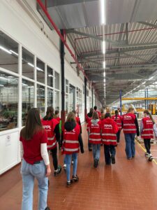 Die Girls Day Gruppe bekommt einen Rundgang