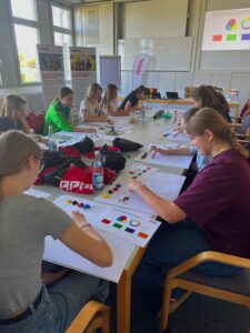 Die Girls Day Gruppe testet das Farbmischen