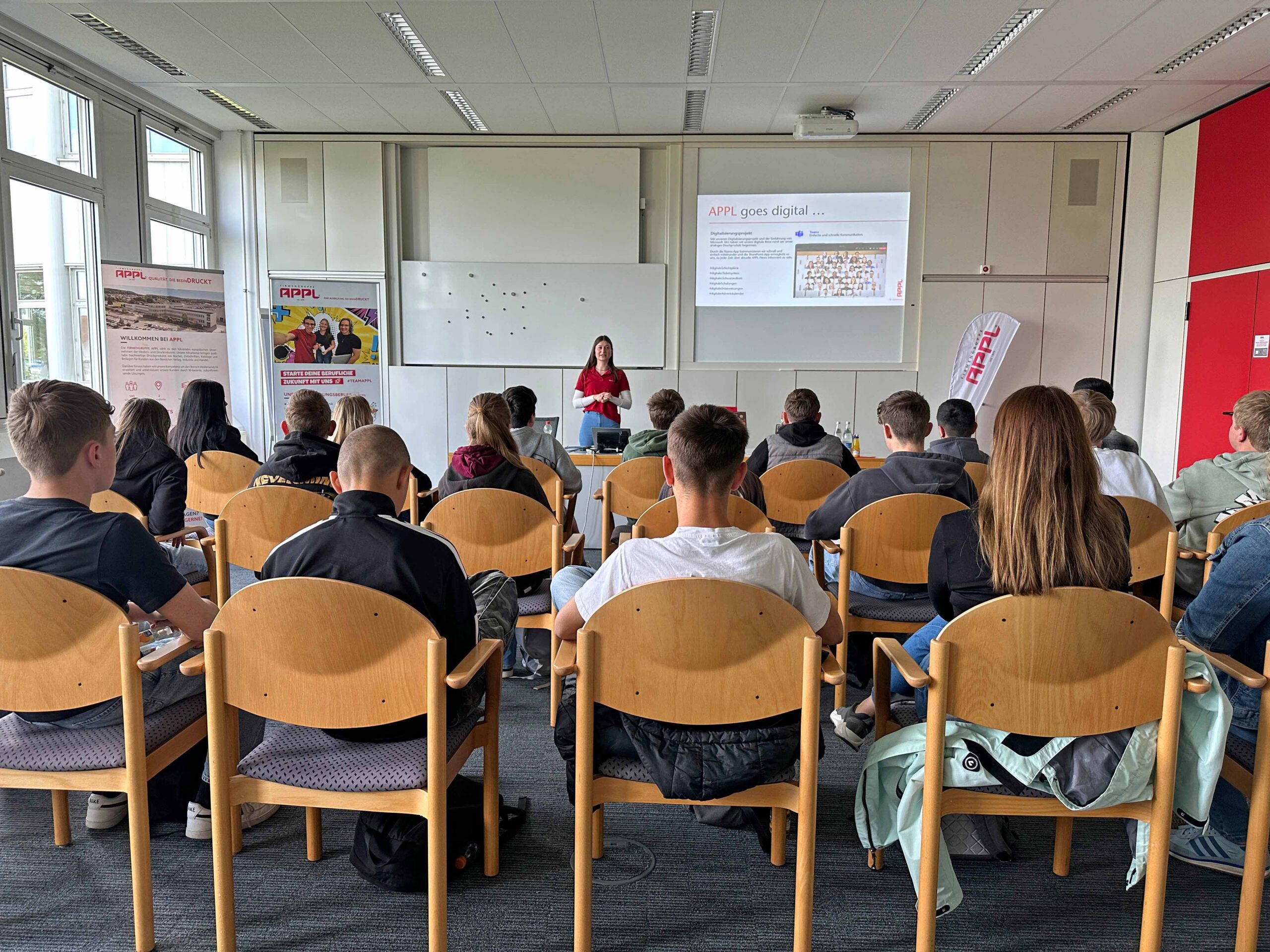 Schülerinnen und Schüler hören einen Vortrag an.