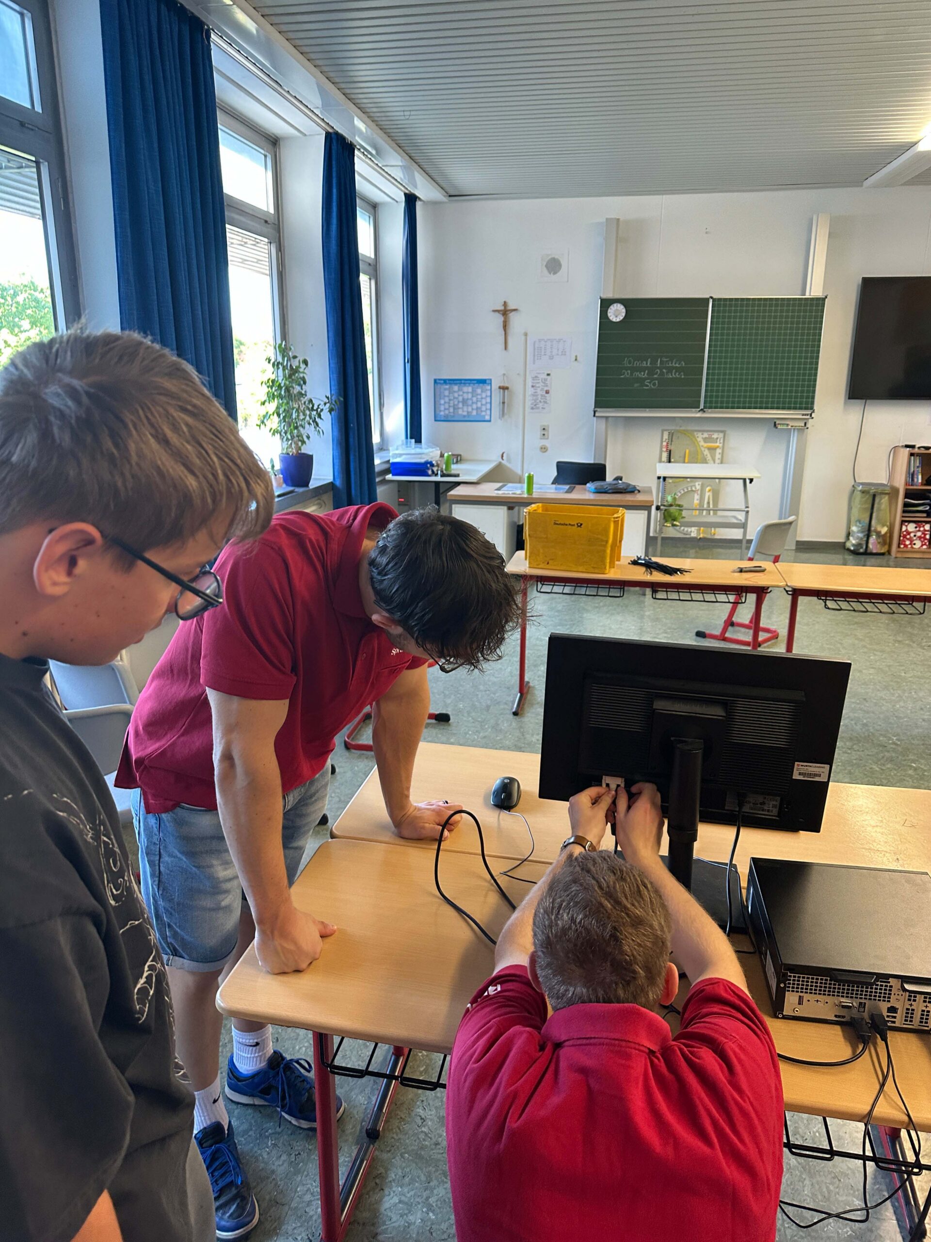 Bildschirm wird angeschlossen