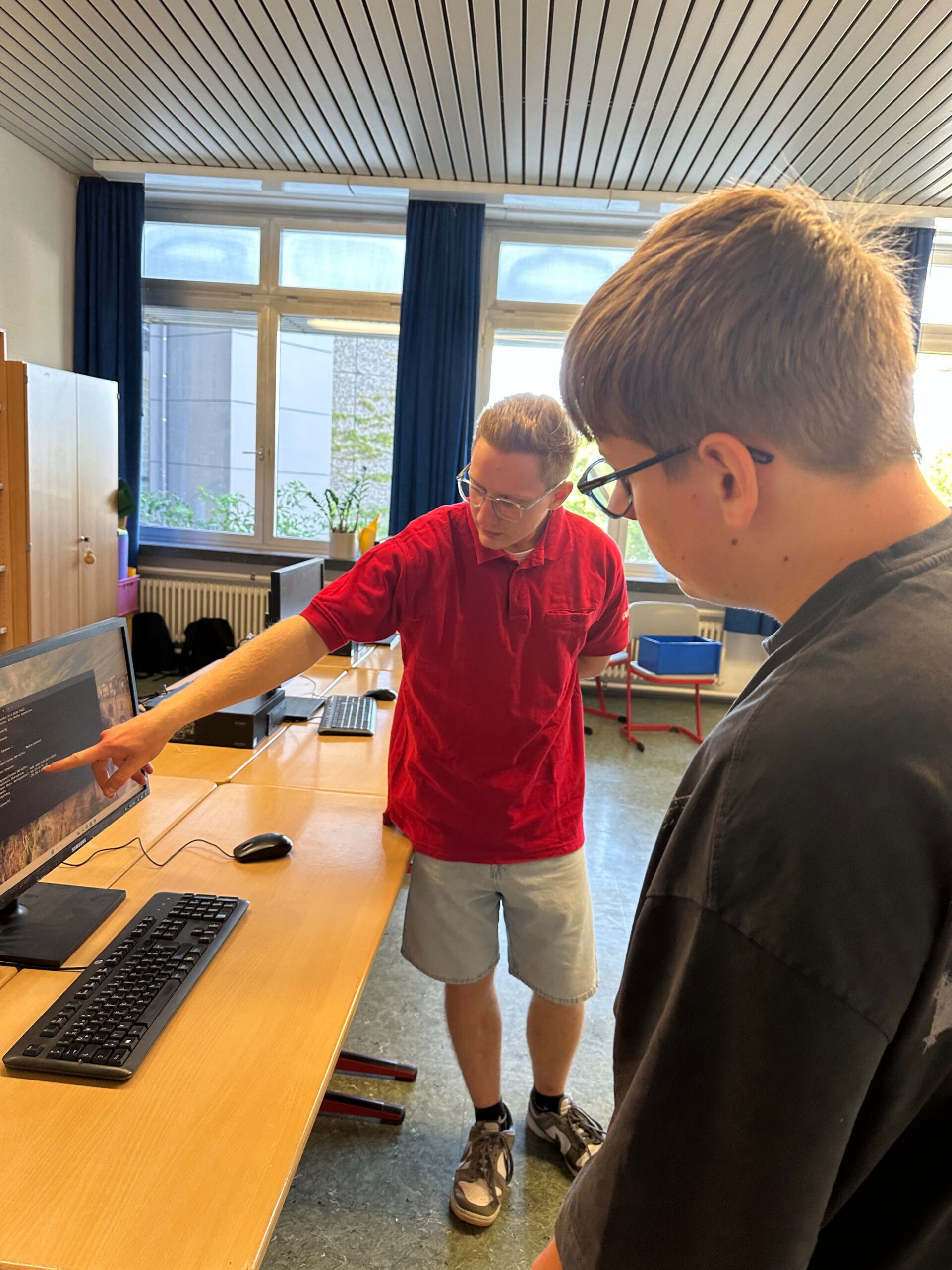 Am Computer wird etwas erklärt