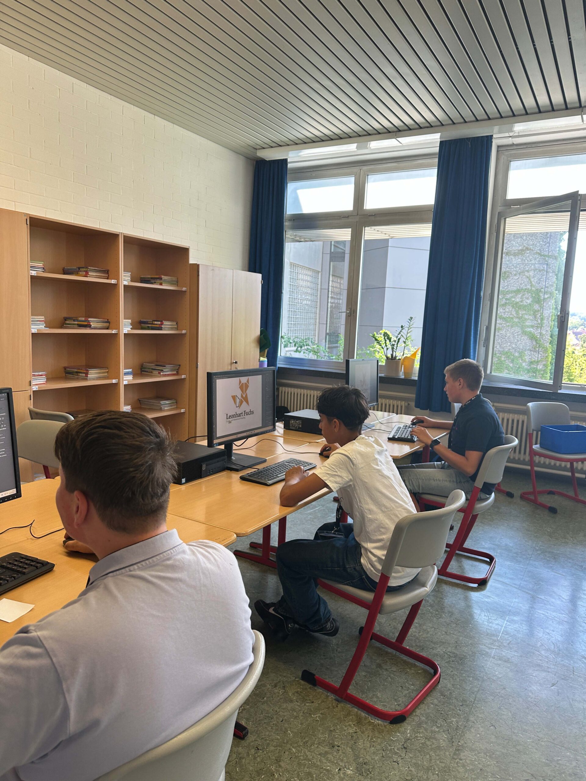 Kinder machen Illustrator Übung am Computer