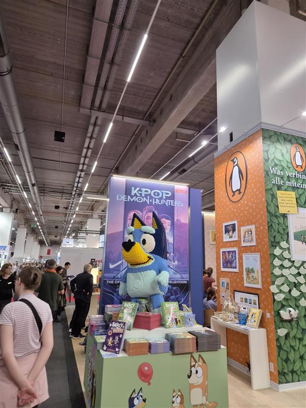 Messestand mit Bluey Figur