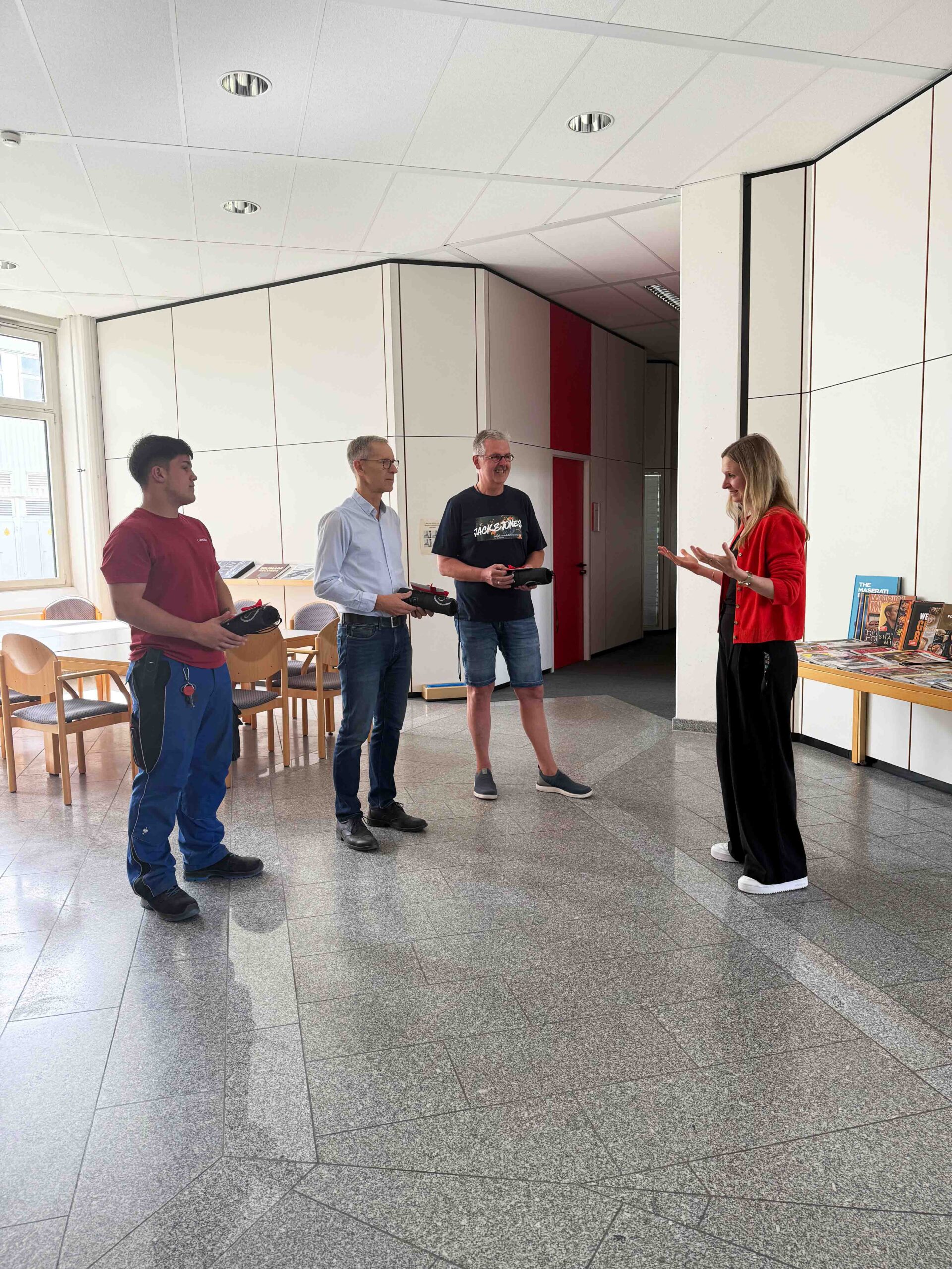 Gewinner stehen gegenüber der Person die die Preise verliehen hat