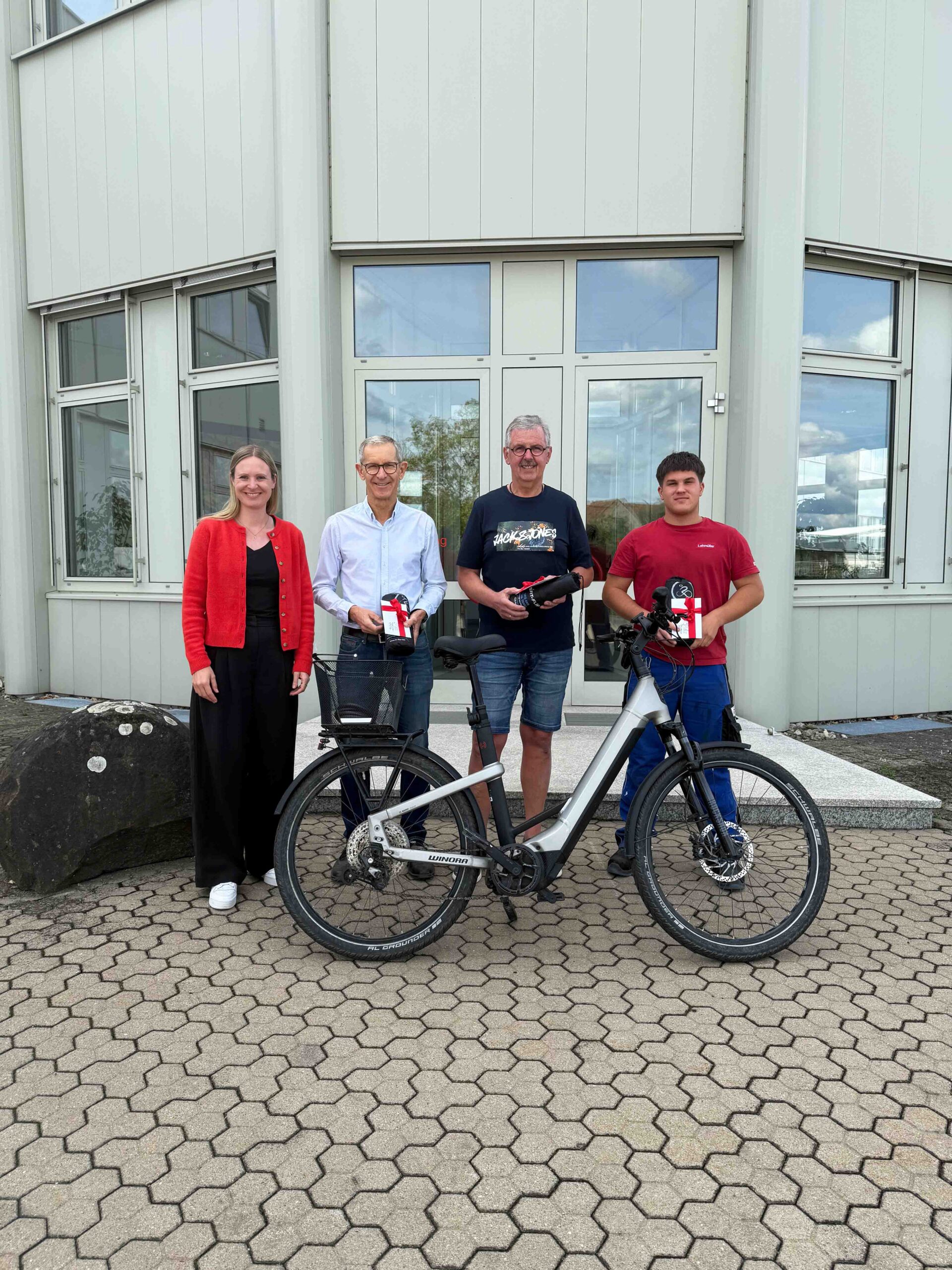 Gruppenfoto mit Fahrrad