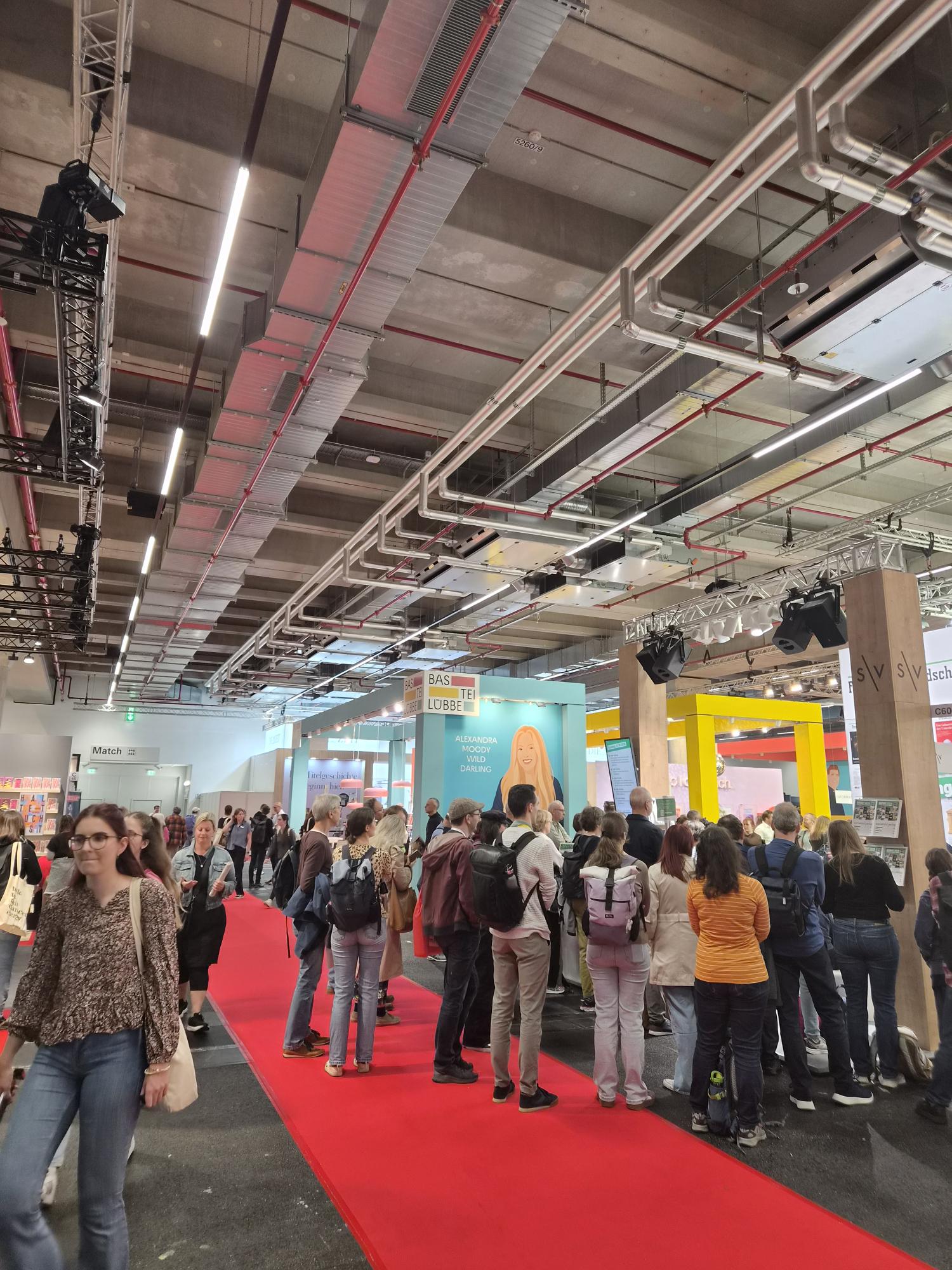 Messehalle mit Menschen